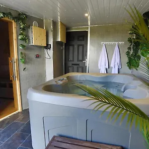 Coastal With Hot Tub And Garden Sleeps 8 , Skelton (North Yorkshire) United Kingdom